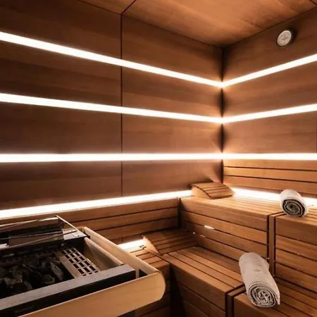 Chalet 5bdr With Ski In Ski Out Access And Sauna *