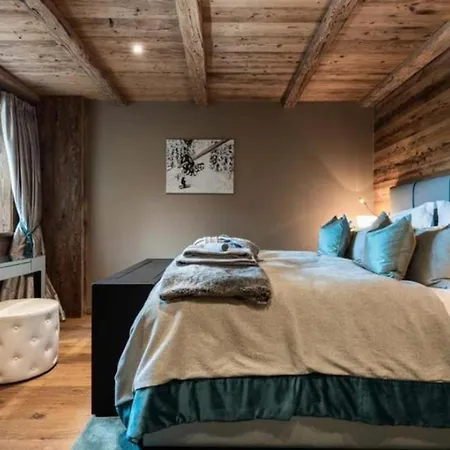 Chalet 5bdr With Ski In Ski Out Access And Sauna Villa