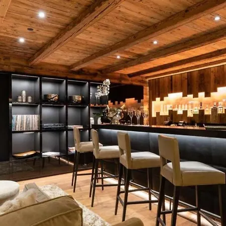 Chalet 5bdr With Ski In Ski Out Access And Sauna